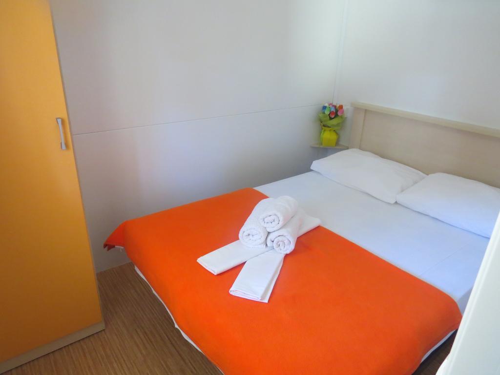 Camping Mia Bungalow & Mobile Home Biograd Na Moru Rom bilde